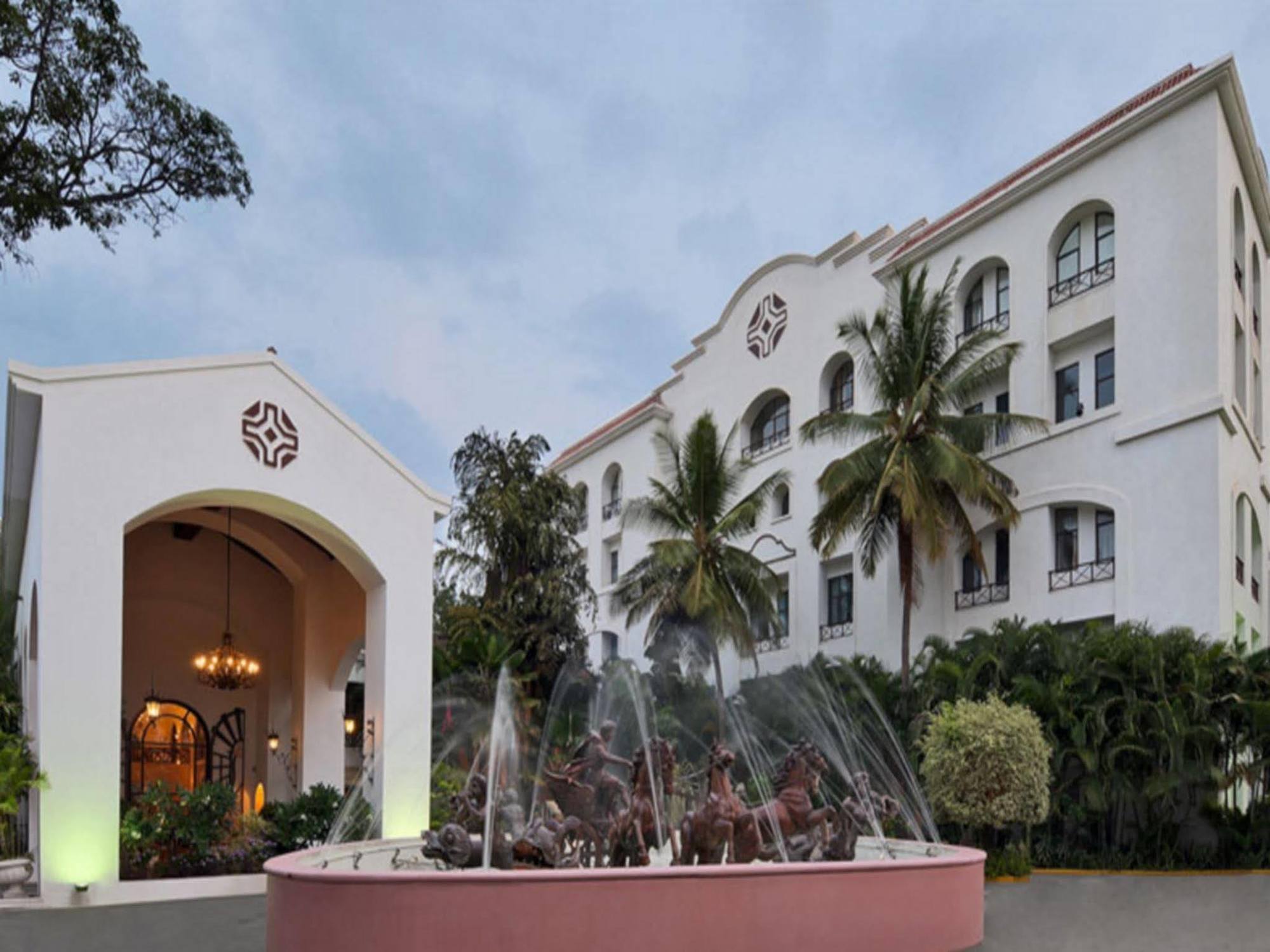 The Golden Palms Hotel & Spa Chik Banavar Екстер'єр фото